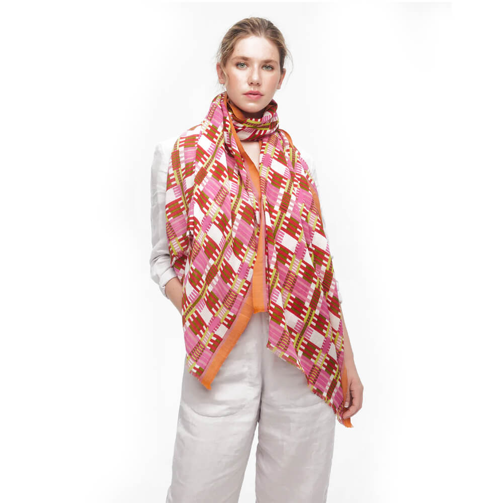 Echarpe légère en laine mérinos rose, rouge et orange - Illusion
